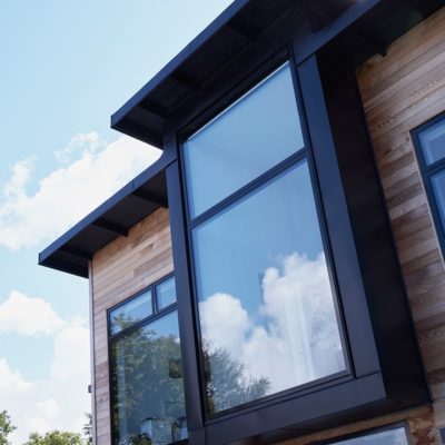 Arkitektritat hus med havsutsikt