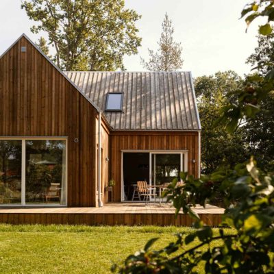 Arkitektritad hus med träfasad