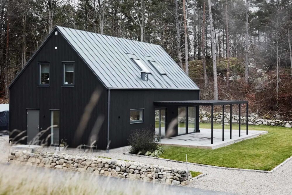 Modernt ladhus med svart fasad